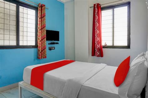 super oyo flagship spot light lodging  At the hotel, all rooms include a wardrobe and a TV
